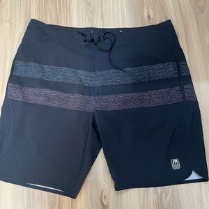 Travis Mathew Men’s Black Striped Board Shorts SZ 38